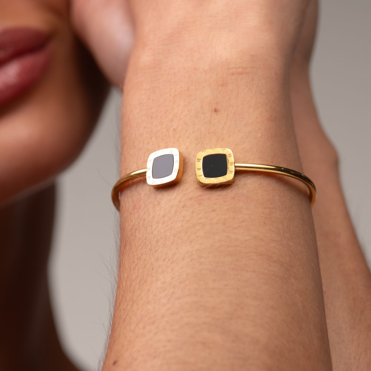 Bella Onyx Bangle Bracelet 18k Gold Plated