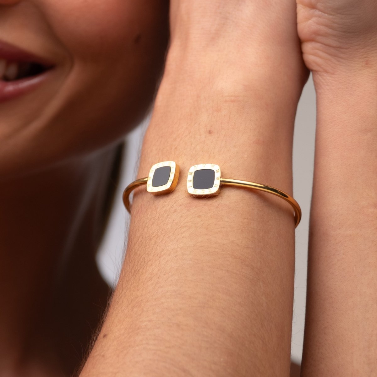 Bella Onyx Bangle Bracelet 18k Gold Plated