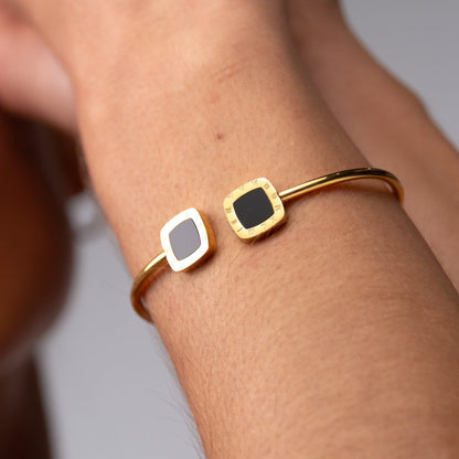 Bella Onyx Bangle Bracelet 18k Gold Plated