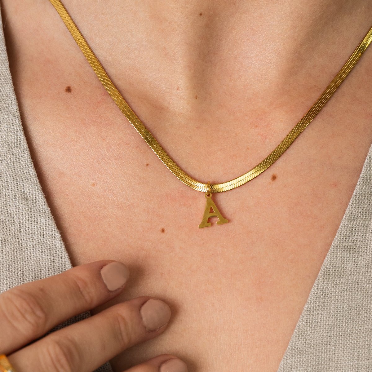 Mesh Chain Initial Letter Necklace – 18k Gold Plated